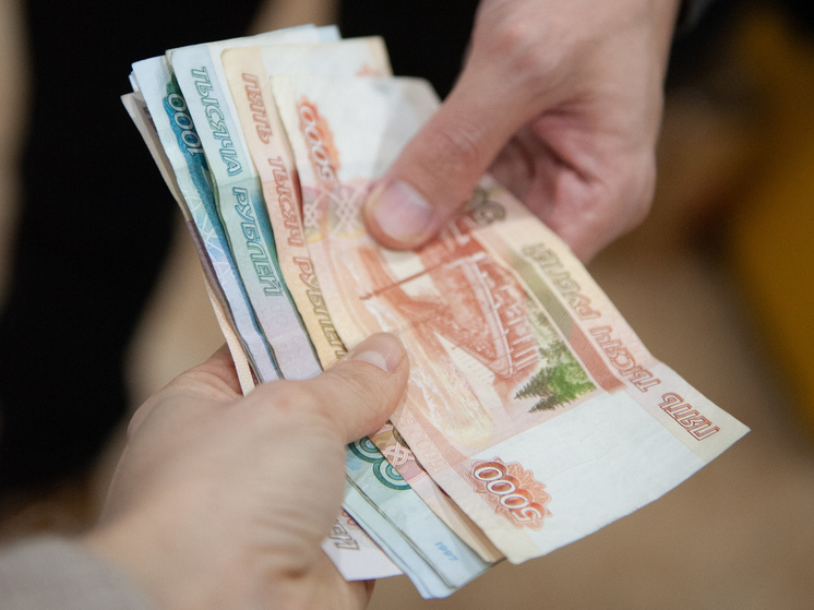 Астраханец выплатил долг, когда узнал, что деньги будут изымать из зарплаты ежемесячно