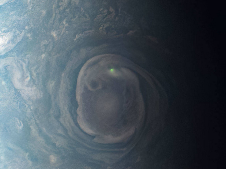 Фото из космоса: мощная зеленая молния на Юпитере удивляет ученых