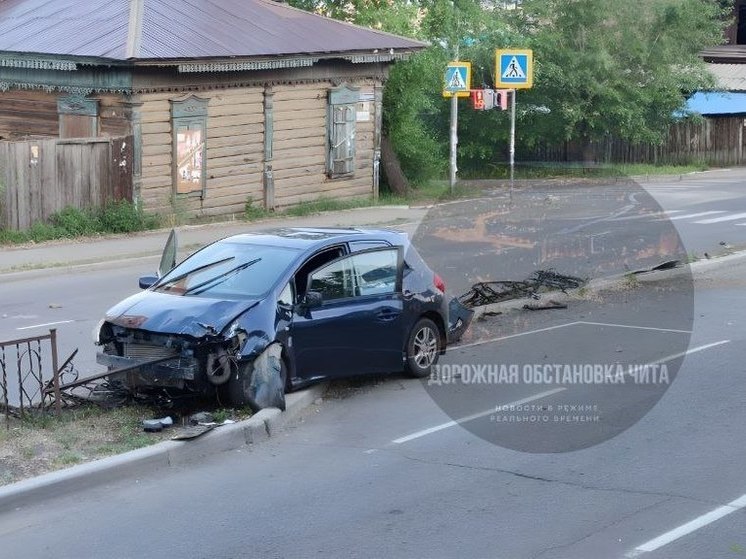 Водитель Toyota снёс несколько метров кованого забора в центре Читы
