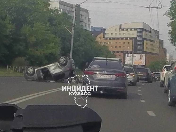 Автомобиль перевернулся в результате ДТП в Кемерове