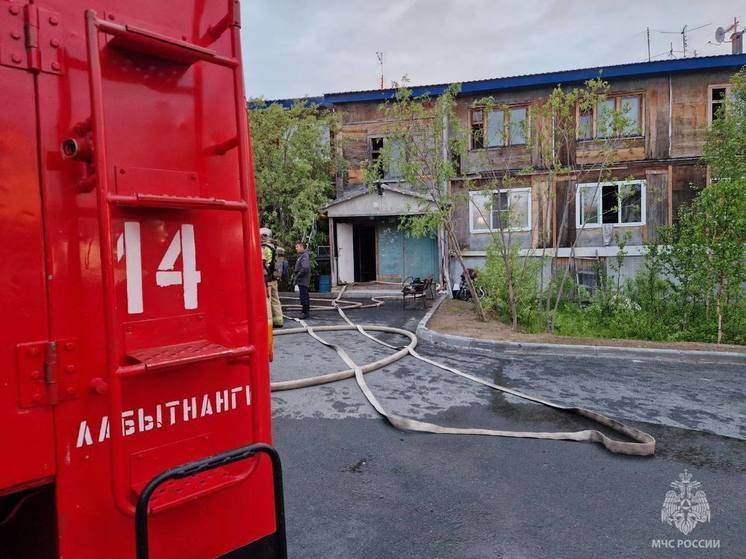 В Лабытнанги пожарные спасли человека из горящего жилого дома