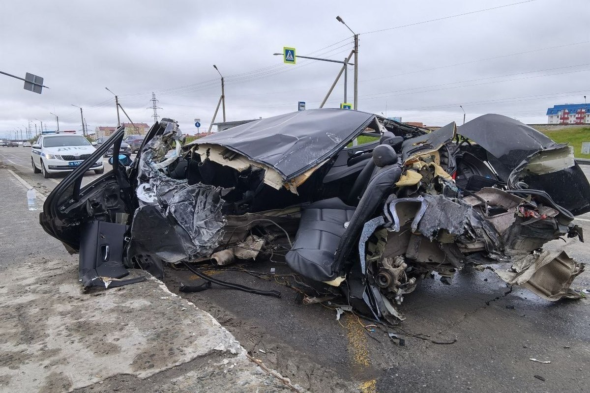 BMW превратился в груду металла: в Новом Уренгое люди чудом выжили в  жесткой аварии - МК Ямал