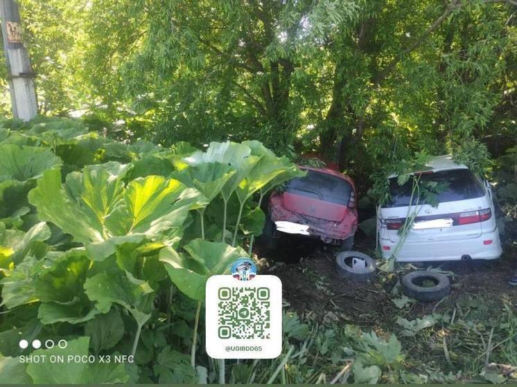 Два автомобиля оказались в кювете в результате ДТП на Сахалине