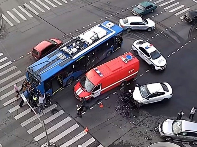 Пассажиры вытолкали троллейбус с места жесткого ДТП в Петрозаводске