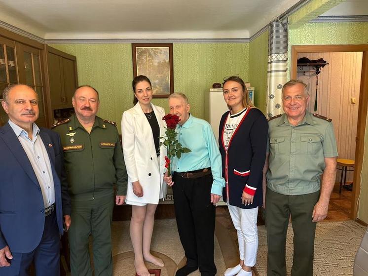 Участник ВОВ Александр Соломников отметил 95-летие на Сахалине