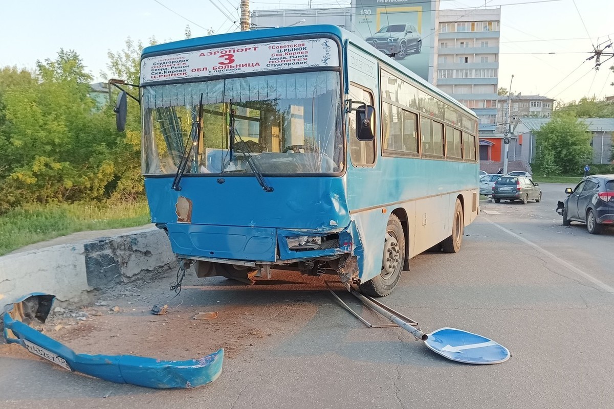 Юбилейное побоище: автобус в Иркутске протаранил четыре машины - МК Иркутск