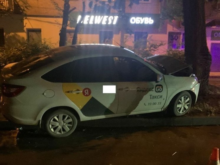 В Будённовске водитель такси сбил девушку и врезался в дерево, тяжело пострадав
