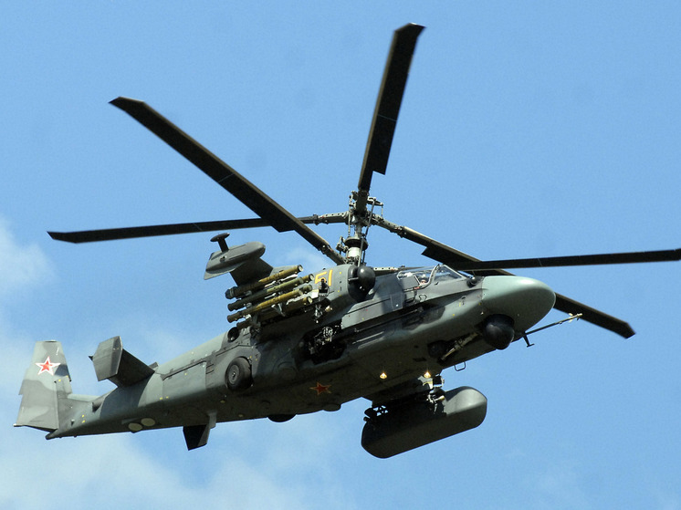 Очевидцы сняли возвращение российского вертолета Ка-52 "Аллигатор" на базу с отрубленным хвостом