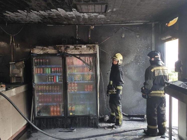 В Заельцовском районе Новосибирска сгорел киоск с шаурмой