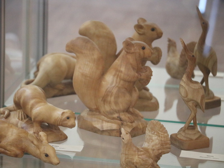 Деревянные резные изделия представили на выставке в Вологодской городской думе