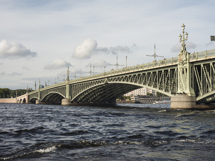 Троицкий мост разведут почти на девять часов в ночь на 24 июня из-за «Алых парусов»