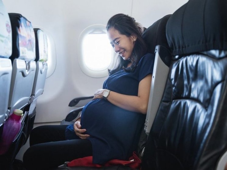 Врач рассказала, когда беременным лучше отказаться от авиаперелетов