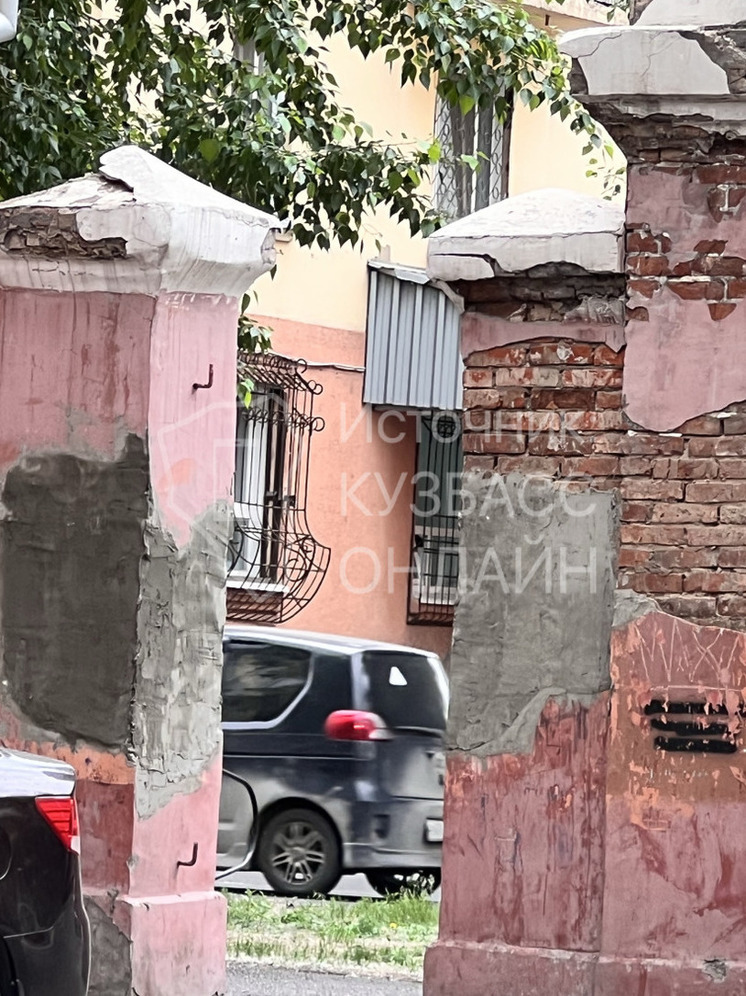 Кемеровчанка пожаловалась на внешний вид здания в центре города