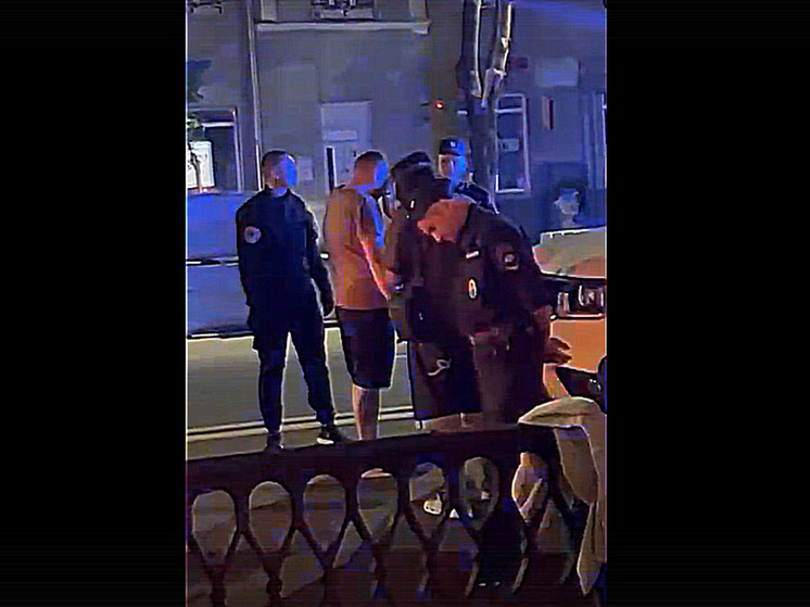 В популярной воронежской чебуречной охранник распылил в лицо вооруженному посетителю перцовый баллончик