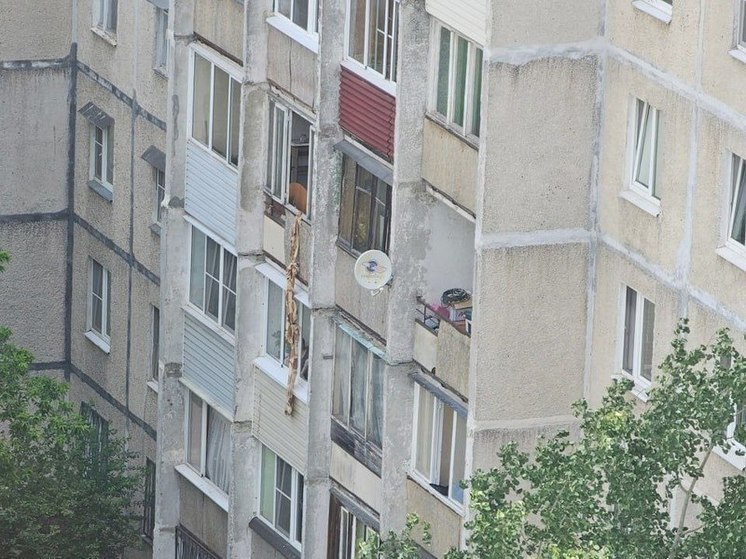 Мужчина в Раменском упал во время спуска на простынях