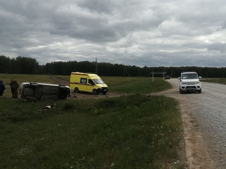 Под Новосибирском женщина-водитель погибла в опрокинувшемся ВАЗе
