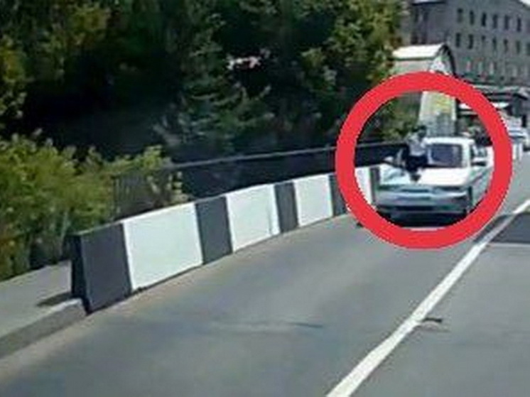ГИБДД Чебоксар нашла водителя, который вез парня на капоте своего авто