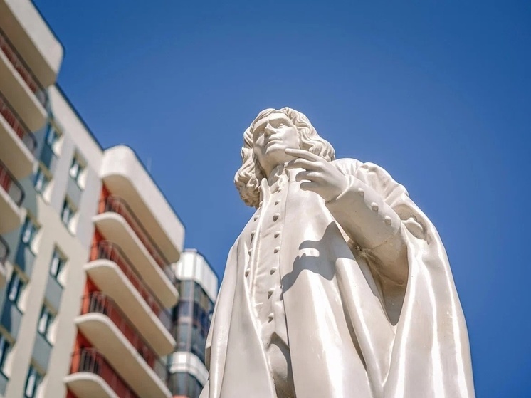 Необычный памятник Исааку Ньютону установили в Буграх