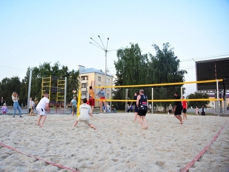В Орле на площади Ленина вновь открыли волейбольную площадку