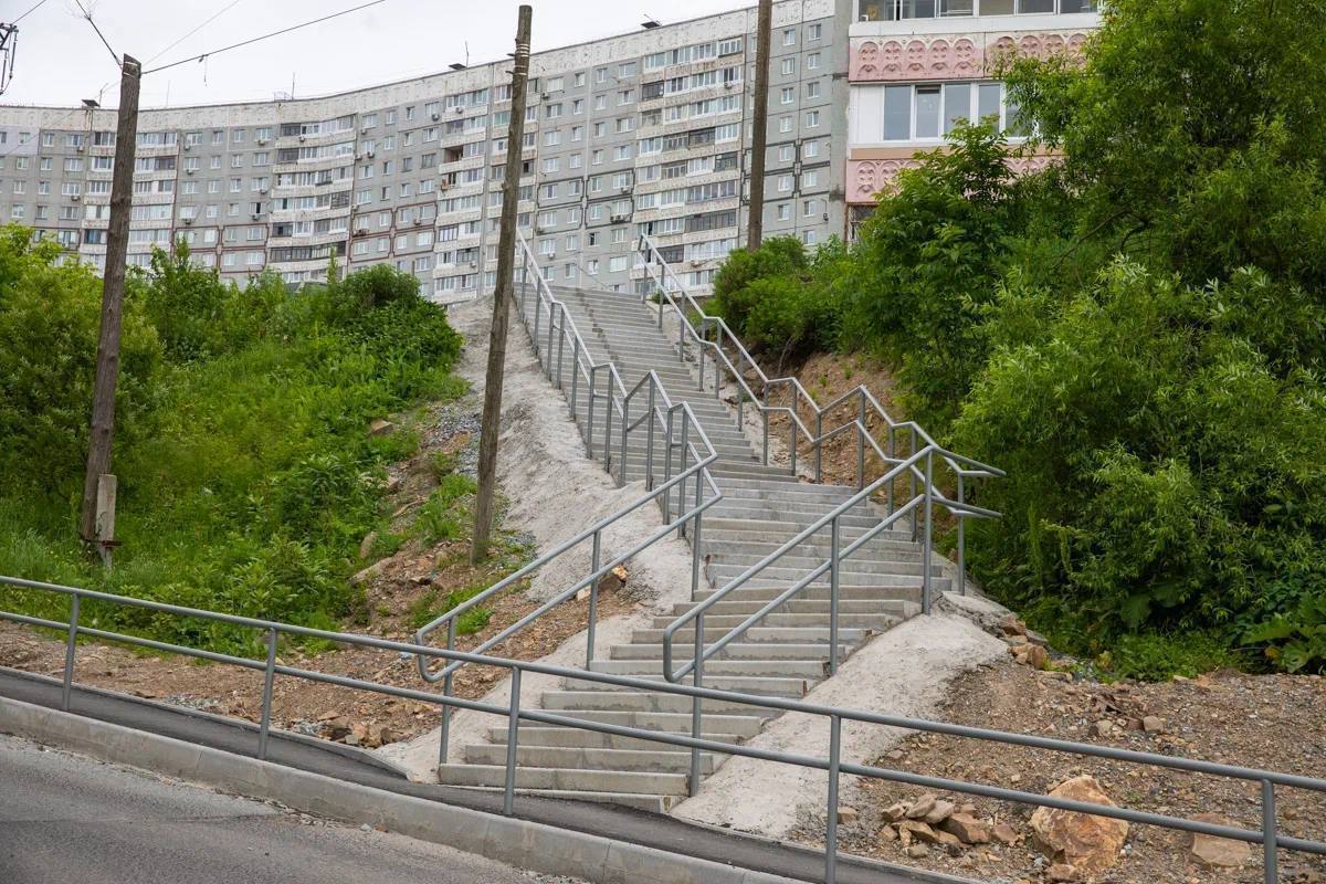 Во Владивостоке ремонтируют и строят новые лестницы - МК Владивосток