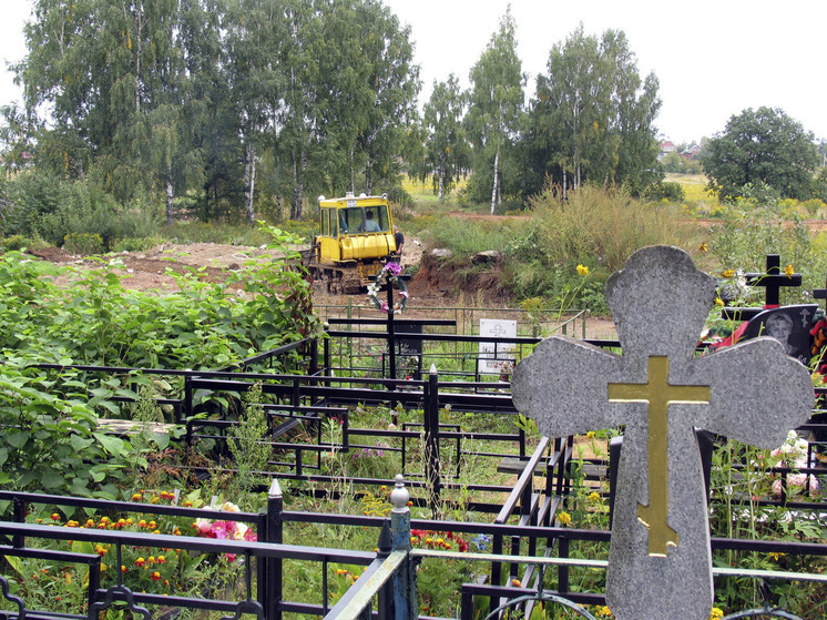 Работники кладбища в деревне Попово требуют от родственников изменения границ участков