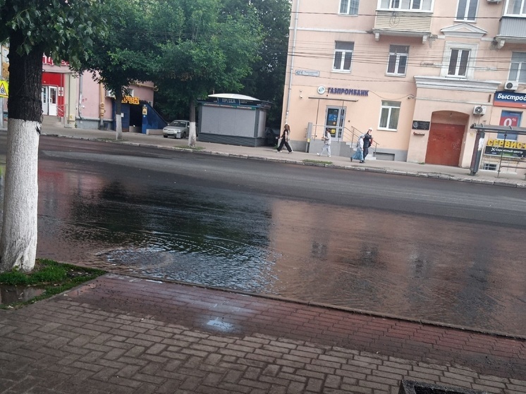На Первомайском проспекте в Рязани дорогу залило кипятком