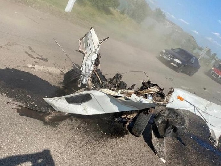 Под Воронежем в ДТП автомобиль разорвало на части