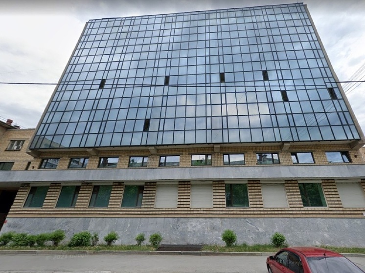 Бывший головной офис «Уралтрансбанка» продают за 327 млн рублей