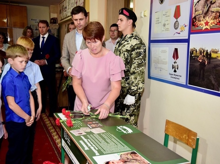 В Троснянской школе Орловской области открыли Парту Героя