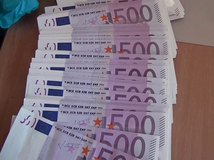 Екатеринбургские полицейские изъяли у жителя Татарстана сотни поддельных банкнот евро