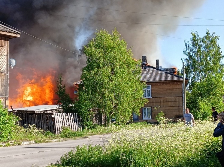 Страшный пожар в райцентре Карелии уничтожает дома