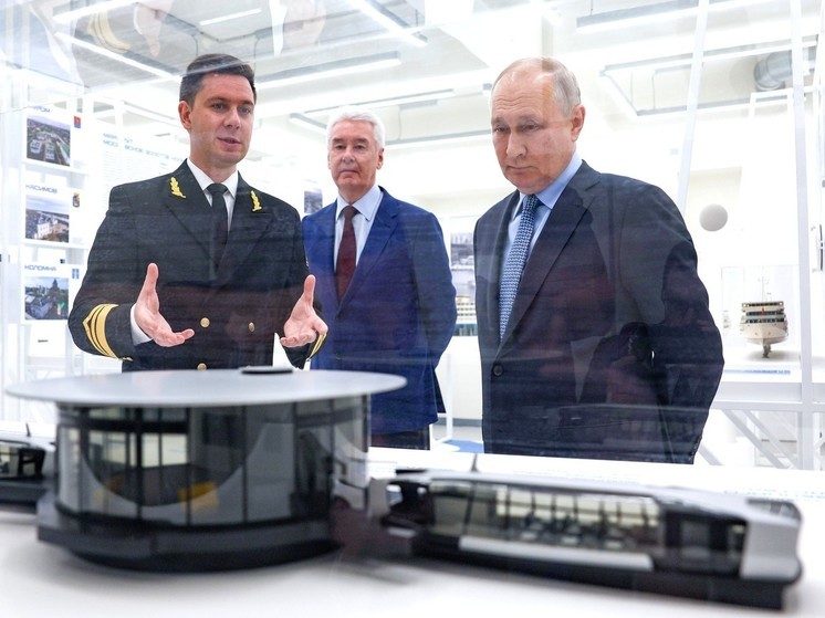Путин запустил электробусы по Москве-реке: президент призвал создать сеть водных перевозок