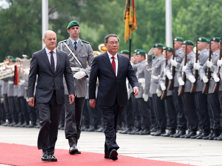 Politico: премьер Госсовета КНР Ли Цян проигнорировал попытки Шольца обсудить Украину