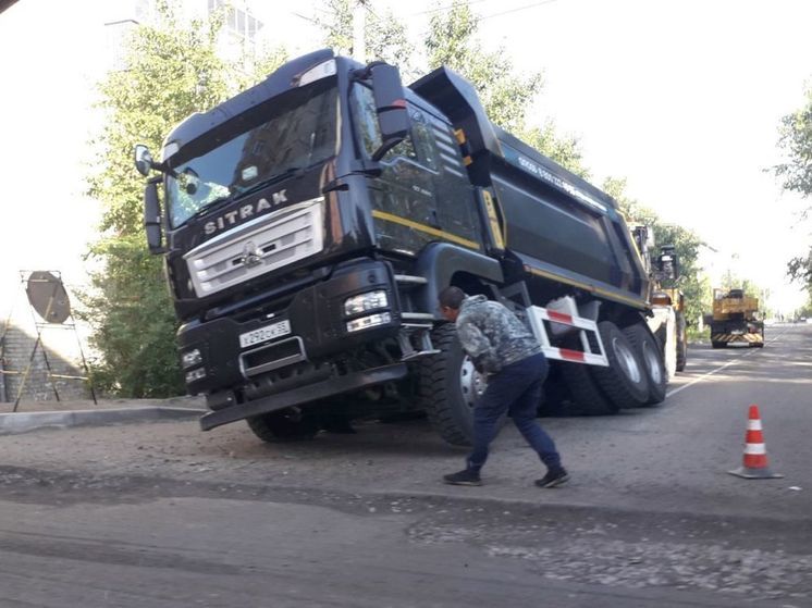 Водители сообщили о провалившемся в асфальт грузовике в Чите