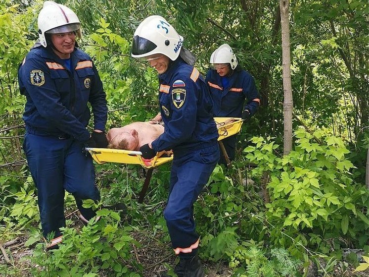 В Новосибирске спасатели достали из оврага голого неадекватного мужчину