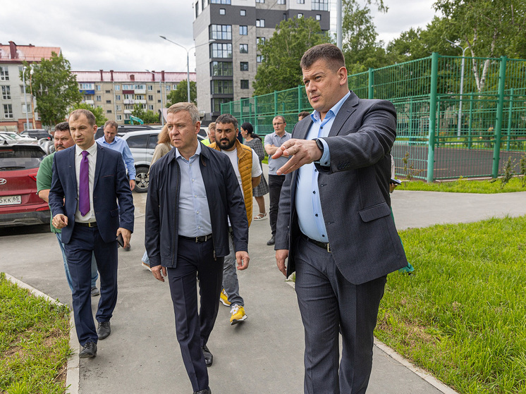 Мэр Южно-Сахалинска проверил старый ремонт во дворах