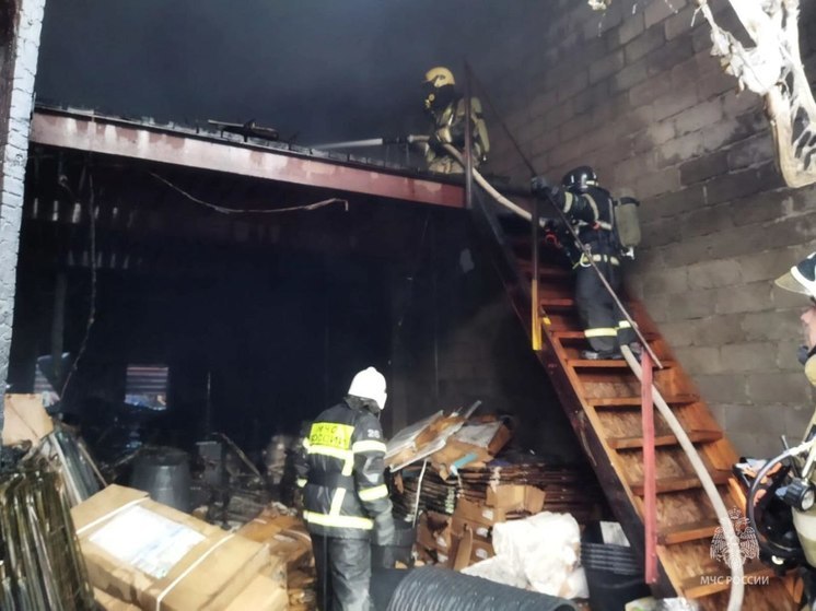 66 пожарных тушили склад в Чебоксарах