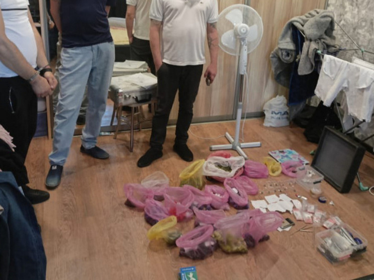 Квартиру саратовского наркодилера с килограммом наркотиков брал отряд спецназа "Гром"