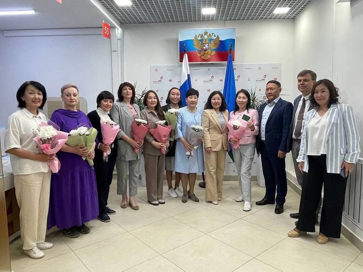 В Якутске торжественно вручили удостоверения ветеранов труда