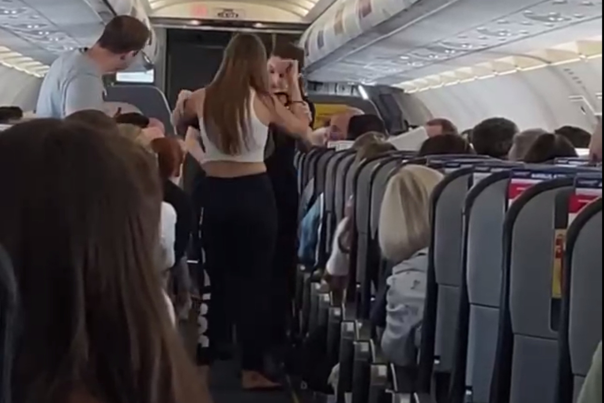 Прыгавшая по сиденьям пассажирка заставила вернуться рейс Стамбул-Москва