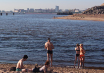 На Северо-Западе установилась жаркая погода. Местные жители устремились на пляжи купаться и принимать солнечные ванны. Однако при неумелом подходе есть вероятность получить ожог, который чреват серьезными последствиями в будущем. О том, как уберечь себя от негативного воздействия ультрафиолетового излучения, «МК в Питере» расспросил экспертов. Публикуем несложную памятку.
