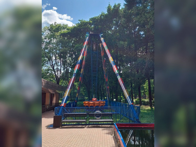 Другого сотрудника он столкнул в бассейн