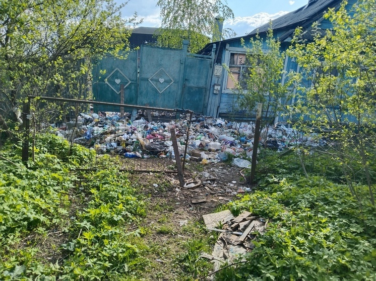 Жители Твери устроили свалку мусора прямо возле дома