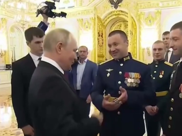"Блин, где часы?": Путин получил от военного выпускника счастливый подарок