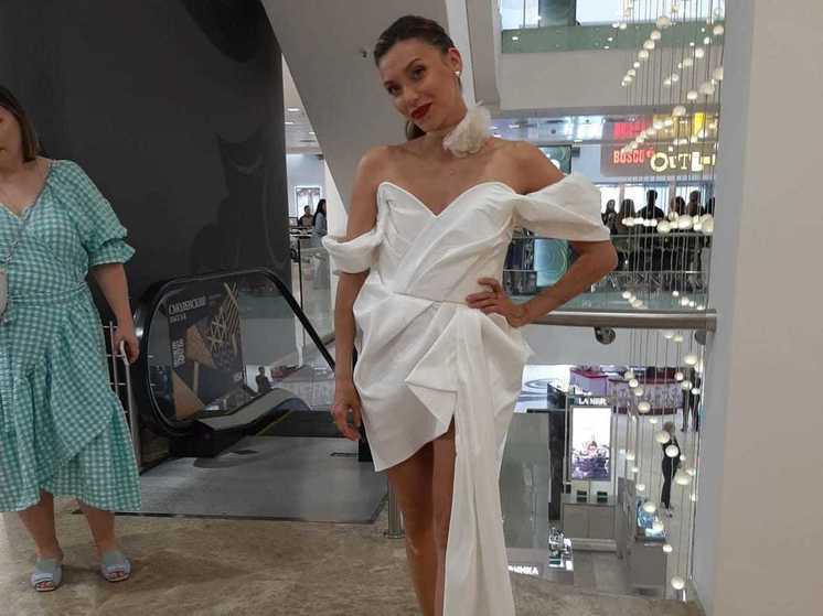 Сексапильная Тодоренко показала длинные ноги в мини-платье