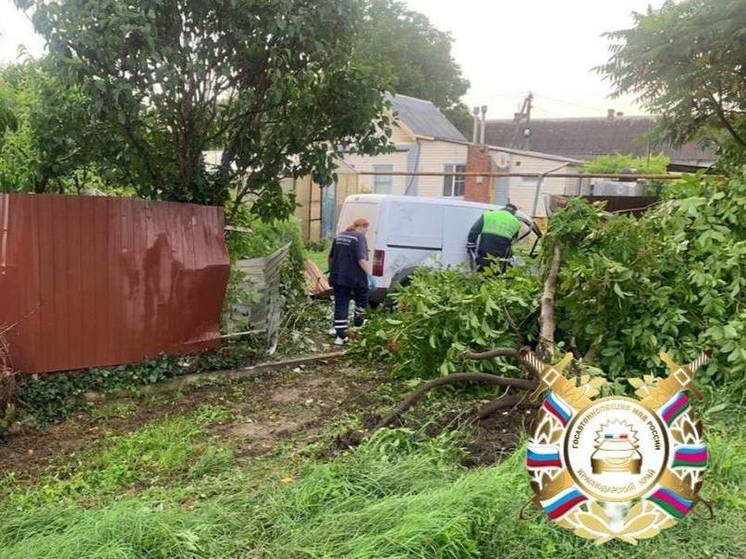 В Горячем Ключе при столкновении иномарки с забором дома пострадали водитель и пассажир