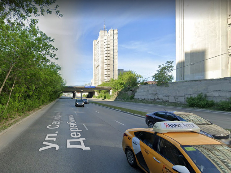 Водители в Екатеринбурге устроили драку перед светофором