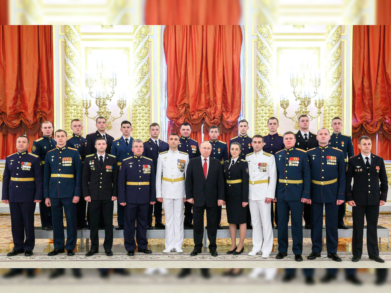 "Секретный подарок", шутки, рукопожатия: кадры встречи Путина с выпускниками военных вузов