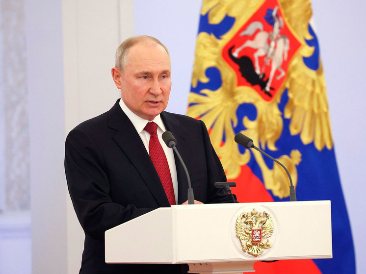 Их президенту вручил летчик на кремлевской встрече с выпускниками военных академий