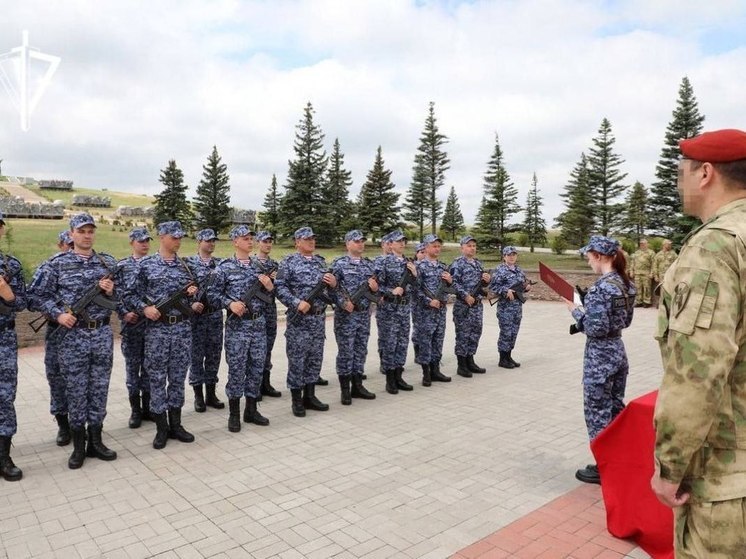 Сотрудники Росгвардии ДНР присягнули на верность РФ